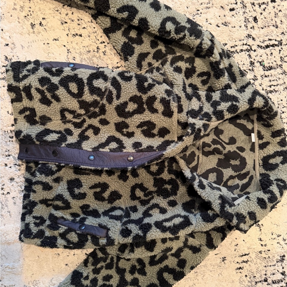 Leopard Print Sherpa Jacket - Black and Olive size large women’s